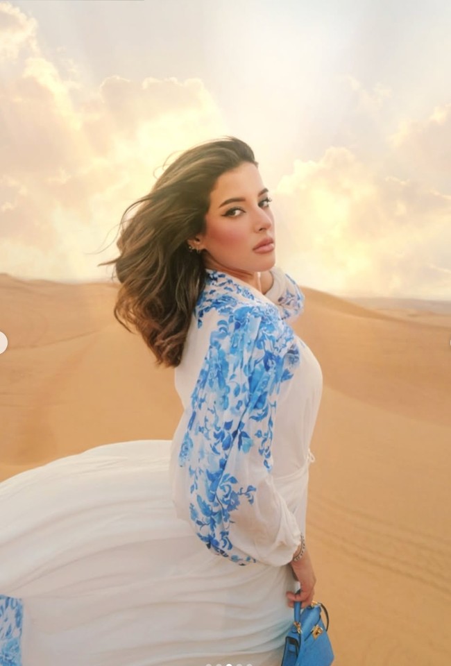 Tasya tampil menawan dalam balutan dress putih dengan aksen floral berwarna biru. Penampilannya kian memukau dengan riasan glam look yang soft. Foto: Instagram/@tasyafarasya