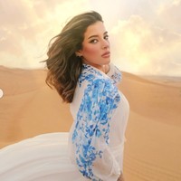 Tasya tampil menawan dalam balutan dress putih dengan aksen floral berwarna biru. Penampilannya kian memukau dengan riasan glam look yang soft. Foto: Instagram/@tasyafarasya