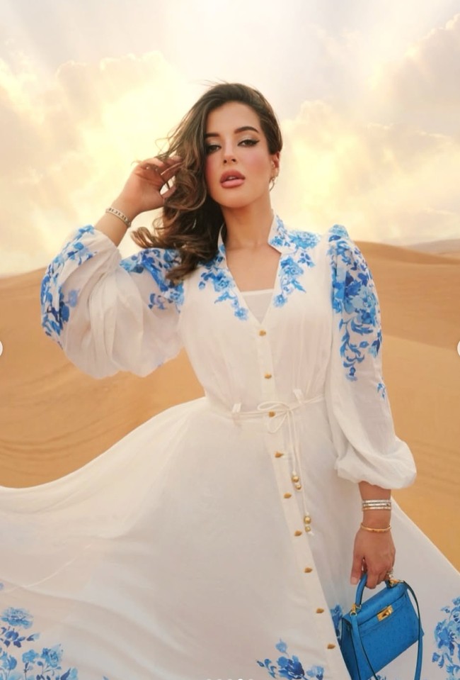 Tak hanya mengenakan beragam perhiasan mewah untuk melengkkapi penampilannya, wanita 33 tahun itu juga kenakan tas dari merek Hermes. Diketahui tas biru mungil yang dikenakan Tasya itu merupakan seri K20 mini II sellier bleuet ostrich leather with gold hardware yang harganya capai Rp 660 juta. Foto: Instagram/@tasyafarasya