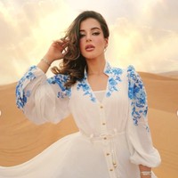 Tak hanya mengenakan beragam perhiasan mewah untuk melengkkapi penampilannya, wanita 33 tahun itu juga kenakan tas dari merek Hermes. Diketahui tas biru mungil yang dikenakan Tasya itu merupakan seri K20 mini II sellier bleuet ostrich leather with gold hardware yang harganya capai Rp 660 juta. Foto: Instagram/@tasyafarasya