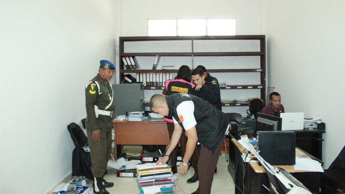 Tim kejaksaan saat menggeledah kantor KPU Sumba Timur, NTT, Senin (29/9/2025). (Dok. Kejari Sumba Timur)