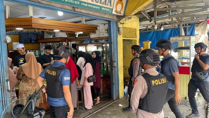 Tim Raga Polres Rohul melakukan patroli untuk meningkatkan pengamanan.