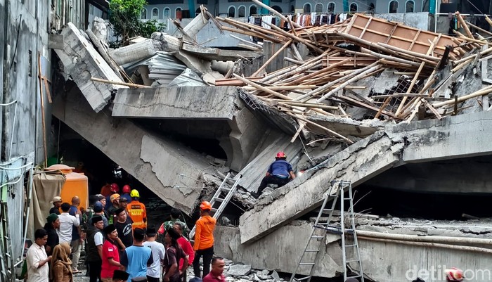 Tim SAR Gabungan mencari korban terjebak di Ponpes Al Khoziny Sidoarjo Ambruk, Senin (29/9/2025).