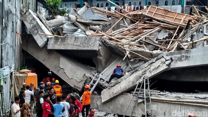 Tim SAR Gabungan mencari korban terjebak di Ponpes Al Khoziny Sidoarjo Ambruk, Senin (29/9/2025).
