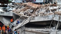 Pantauan detikJatim, hingga saat ini sudah ada 15 ambulans yang telah tiba di lokasi.