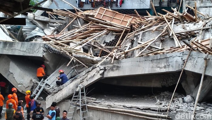 Tim SAR Gabungan mencari korban terjebak di Ponpes Al Khoziny Sidoarjo Ambruk, Senin (29/9/2025).