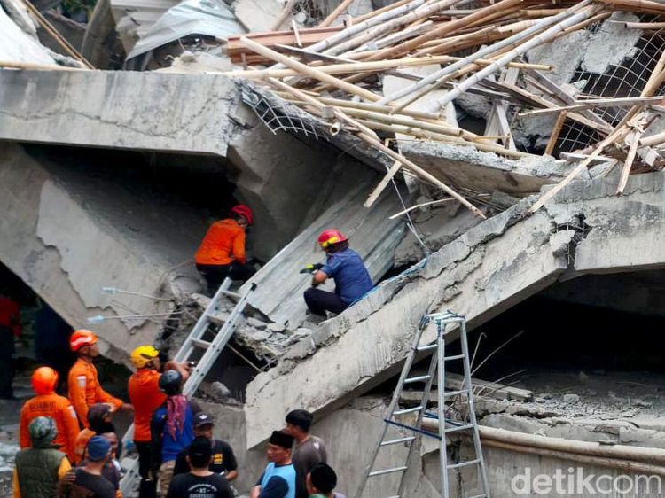 Tim SAR Gabungan Masih Melakukan Pencarian Korban di Ponpes Al Khoziny