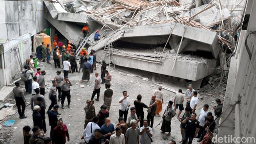 Tim SAR Gabungan Mencari Korban Terjebak di Ponpes Al Khoziny Sidoarjo Ambruk