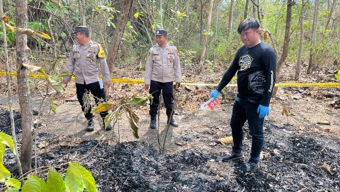Polisi saat olah TKP kasus wanita tewas terbakar di Desa Sumberejo, Kecamatan Wuryantoro, Kabupaten Wonogiri, Minggu (28/9/2025).