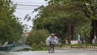 Topan Bualoi menerjang daratan Vietnam pada Senin (29/9/2025) dan menghantam langsung Provinsi Nghe An. Angin kencang disertai hujan deras menyebabkan pohon-pohon besar bertumbangan hingga menutup jalanan, membuat aktivitas warga lumpuh seketika. REUTERS/Thinh Nguyen