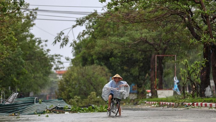 Topan Bualoi menerjang daratan Vietnam pada Senin (29/9/2025) dan menghantam langsung Provinsi Nghe An. Angin kencang disertai hujan deras menyebabkan pohon-pohon besar bertumbangan hingga menutup jalanan, membuat aktivitas warga lumpuh seketika. REUTERS/Thinh Nguyen