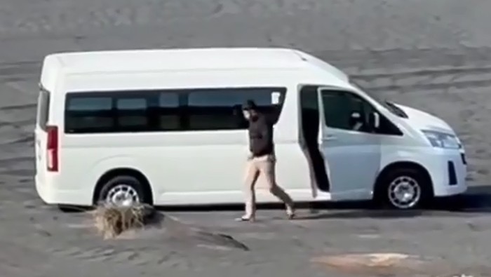 Viral Minibus Elf Terjebak di Bromo