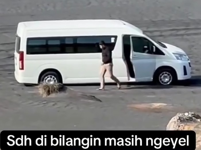 Viral Minibus Elf Terjebak di Bromo