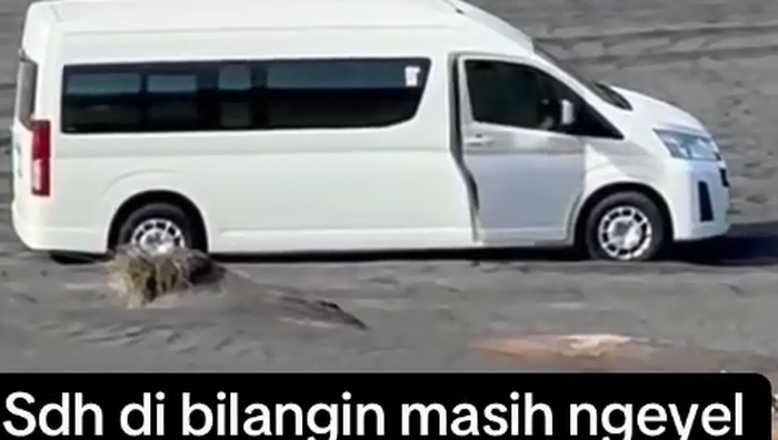 Viral Minibus Elf Terjebak di Bromo