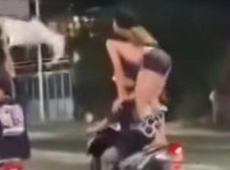 Momen Pengantar Jenazah Ugal-ugalan di Maros Hanya Pakai Celana Dalam