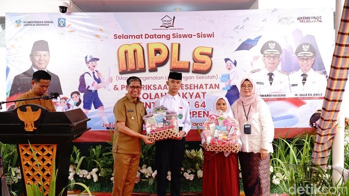 Wabup Soppeng Selle Ks Dalle saat MPLS sekolah rakyat.