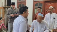 Kedatangannya disambut pengurus ponpes.