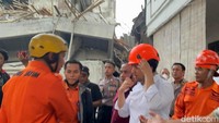 Emil lantas mengenakan helm oranye, dan langsung meninjau kondisi musala yang runtuh, untuk memastikan proses evakuasi dan pertolongan terhadap santri berjalan lancar.