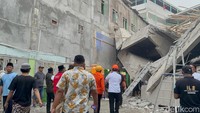Pantauan detikJatim, Wagub Emil tiba di lokasi sekitar pukul 17.10 WIB. Emil langsung mendatangi lokasi bangunan roboh. Sebelumnya, ia sempat menyapa Bupati dan Wakil Bupati Sidoarjo.