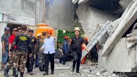 Dengan mengenakan APBD, Emil masuk ke titik reruntuhan bangunan. Ia juga didampingi petugas dari BPBD, Basarnas, hingga TNI/Polri.