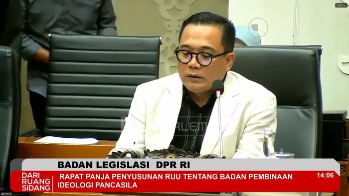 Wakil Ketua Baleg DPR RI Ahmad Iman Sukri dalam rapat Baleg DPR membahas RUU BPIP di DPR, Senin (29/9/2025).