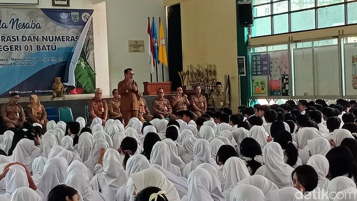 Wali Kota Batu Nurochman saat berdialog di SMN 1 Kota Batu