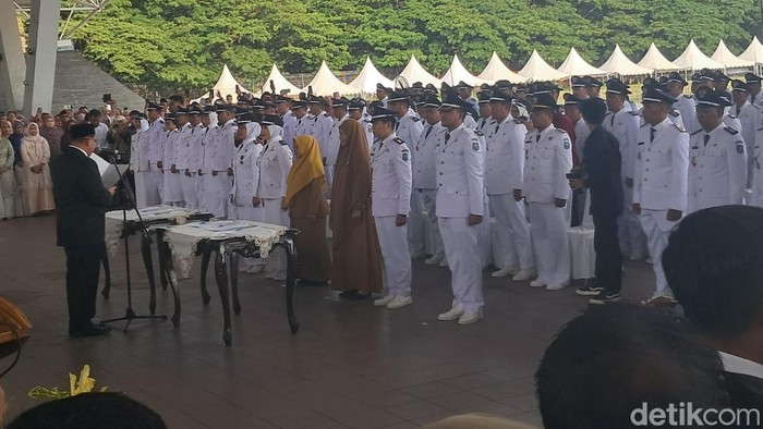 Wali Kota Makassar Munafri Appi Arifuddin saat melantik jajaran pejabat pejabat pengawas atau eselon IV lingkup Pemkot Makassar di tribun Lapangan Karebosi, Senin (29/9/2025).