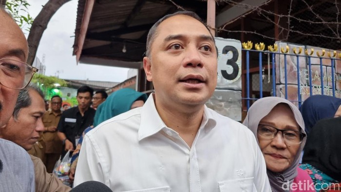 Wali Kota Surabaya Eri Cahyadi di Jalan Tembok Lor.