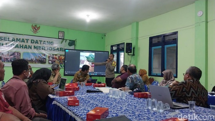 Warga dan berbagai unsur hadir di kantor Kelurahan Merjosari