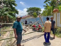 Warga Blokir Akses Jalan SMK Paku di Polman Dipicu Dugaan Pungli Ijazah