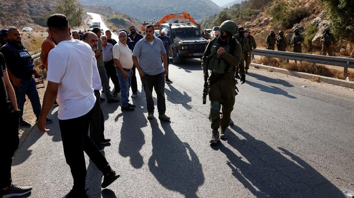 Warga Palestina Protes Tolak Jalan Pintas Israel di Ramallah Warga Palestina menggelar aksi protes menolak pembangunan infrastruktur jalan pintas yang dibangun Israel di atas tanah mereka, dekat Ramallah, Tepi Barat, Senin (29/9/2025). Proyek tersebut dinilai semakin mempersempit ruang gerak warga sekaligus memperkuat kontrol Israel atas wilayah pendudukan. REUTERS/Mohamad Torokman