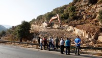 Warga menilai jalan pintas tersebut hanya akan menguntungkan pemukim Israel dan merugikan penduduk Palestina. Mereka khawatir akses menuju lahan pertanian maupun pemukiman semakin terbatas akibat proyek tersebut. REUTERS/Mohamad Torokman