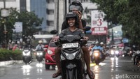 Kondisi ini dipicu interaksi berbagai faktor atmosfer pada skala global, regional, hingga lokal, yang mampu mendukung pertumbuhan awan hujan di beberapa wilayah di Indonesia. 