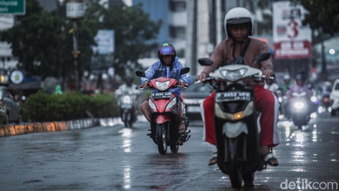 Waspada Cuaca Ekstrem Imbas Siklon Tropis Bualoi Hujan deras melanda Kota Tangerang Selatan, Banten, Senin (29/9/2025). Badan Meteorologi, Klimatologi, dan Geofisika (BMKG) menyatakan siklon tropis Bualoi terpantau berada di Laut Filipina tenggara Pulau Luzon yang bergerak ke arah Barat-Barat Laut dengan kecepatan angin maksimum mencapai 75 knot.