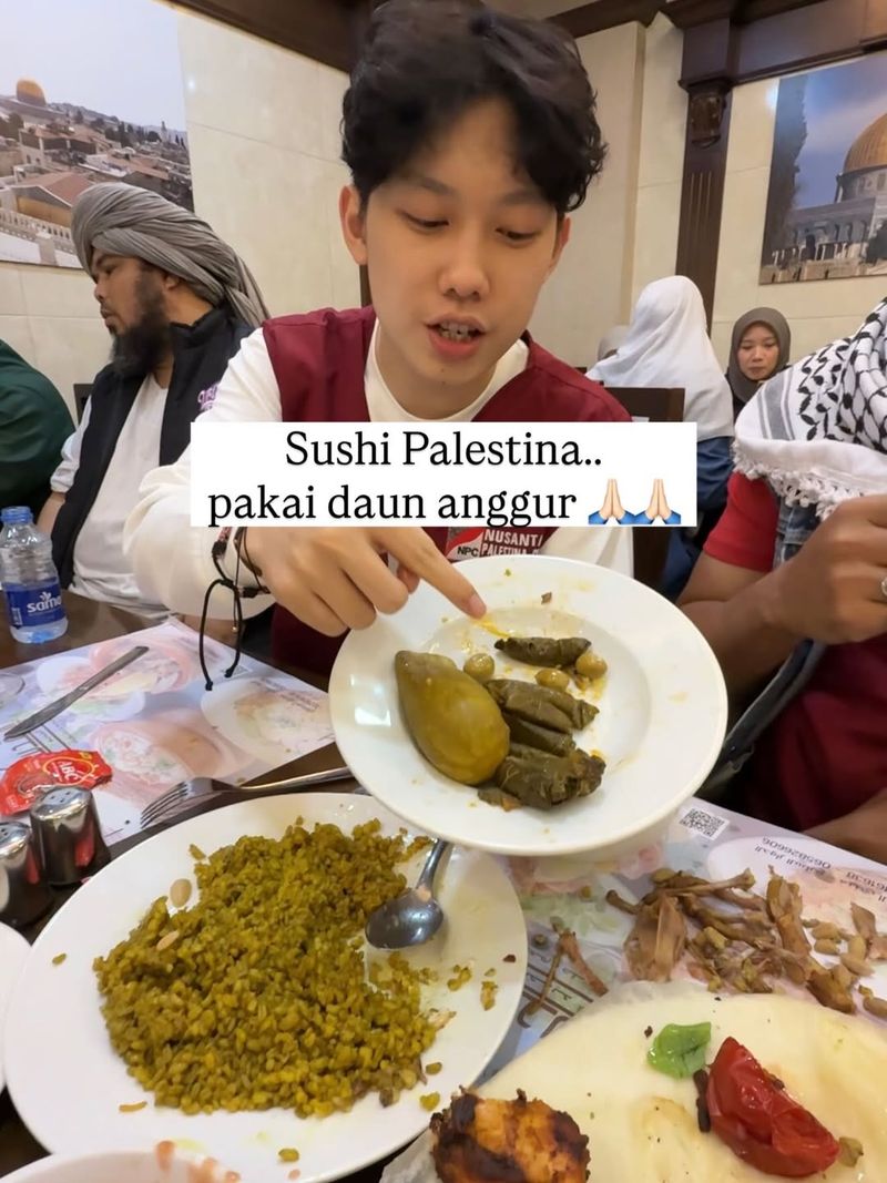 Willie Salim cicip kuliner khas Palestina