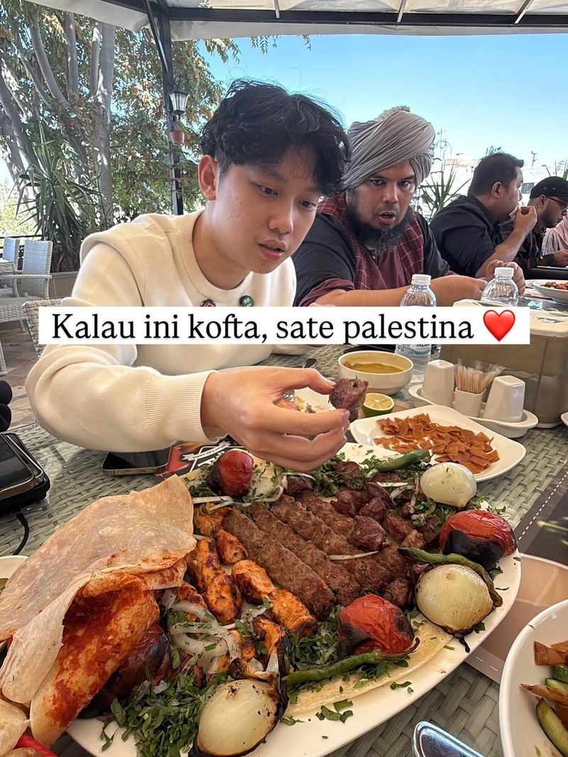 Willie Salim cicip kuliner khas Palestina