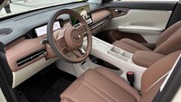 Masuk ke dalam interior, Binguo S dilengkapi kluster instrumen digital 8,88 inci, layar tengah mengambang 12,8 inci. Foto: Dok. Carnewschina