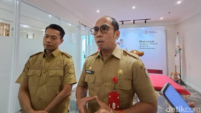 Kepala Dinas Pariwisata Makassar Achmad Hendra Hakamuddin didampingi Camat Ujung Pandang Andi Husni.