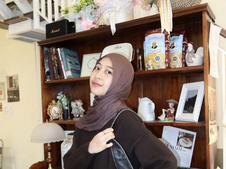 Gaya Adiba Khanza Saat Cafe Hopping di Jakarta hingga Bandung