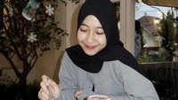 Cafe hopping Adiba juga dilakukan ketika berada di Bandung, Jawa Barat. Adiba tampak menikmati sajian burnt cheesecake dan es cokelat yang manis creamy. Foto: Instagram/@adiba_knzha