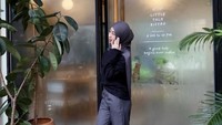Selain ke Scarlett, Adiba juga berpose OOTD (Outfit of The Day) di Stalk Bistro. Restoran itu sangat populer di kawasan Menteng dan sering menjadi spot brunch. Foto: Instagram/@adiba_knzha