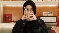 Kalau Adiba sangat sering mengabadikan momennya cafe hopping. Salah satu momennya terlihat ketika mengunjungi kafe dessert Scarletts Cake di kawasan Menteng, Jakarta Pusat. Foto: Instagram/@adiba_knzha