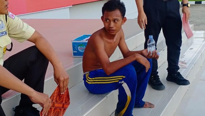 Agung yang dikabarkan hilang di hutan ditemukan tertidur di Masjid Polresta Samarinda. (dok.istimewa)