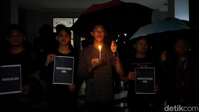BEM KM UNY menggelar aksi bebaskan Perdana Arie, Selasa (30/9/2025) malam.