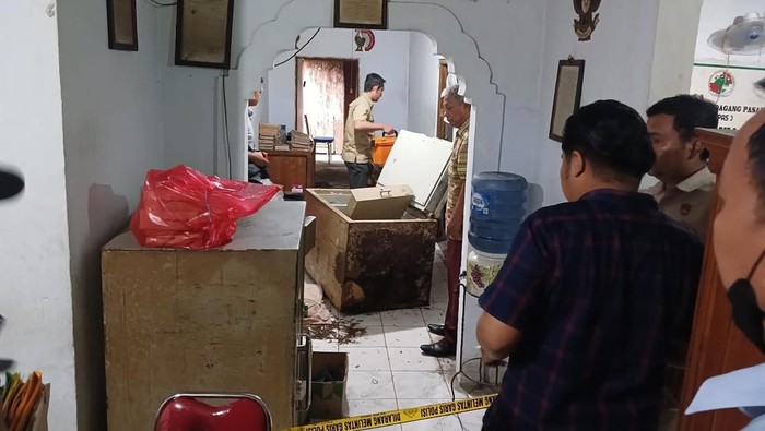 Aksi pencurian terjadi di Kantor Koperasi Karya Niaga di Desa Kacangan, Kecamatan Modo, Lamongan. Uang tunai Rp396 juta yang disimpan dalam brankas besi raib digondol maling.