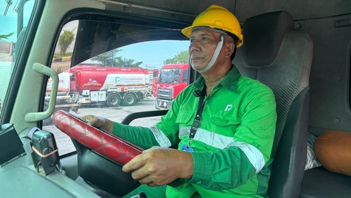 AMT Gunarto saat akan membawa BBM ke SPBU Pertamina. (dok Pertamina Sumbagut)