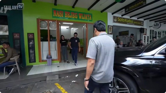 Andre Taulany Kalap Makan di Warung Nasi Ussy dan Andhika Pratama