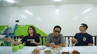 Andre diajak makan ke lantai dua dari warung makan yang memiliki nuansa putih hijau ini. Warung ini terkenal dengan menu nasi bejegnya yang pedas. Foto: YouTube TAULANY TV