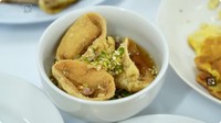 Salah satu menu pembuka yang ditawarkan Ussy dan Andhika ada tahu gejrot yang enak dan bikin ngiler. Foto: YouTube TAULANY TV