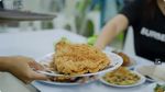Andre Taulany Kalap Makan di Warung Nasi Ussy dan Andhika Pratama